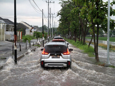Musim Hujan, Ketahui Cara Terobos Banjir Yang Baik & Benar