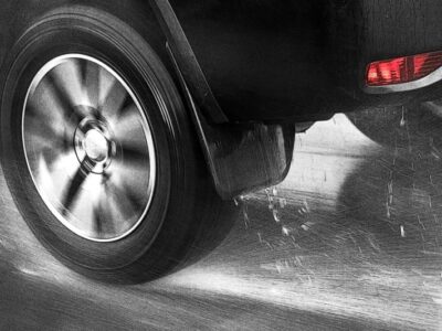 Tips Aman Hadapi Aquaplanning di Musim Hujan